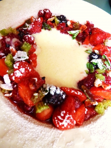 fraises,framboises,mures,groseilles rouges,menthe,céléri vert,noix,amandes,vinaigre balsamique,citron vert,wodka,crème pâtissière,yaourt,crème epaisse,huile de noix,oeufs,vanille