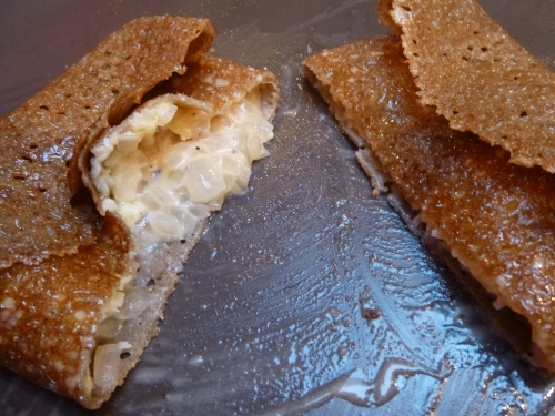 galette au sarrasin,oignons blancs,oignons roses,beurre demi-sel,farine,vinaigre de cidre,bouillon de volaille,crème liquide