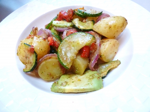 pignons de pin,parmesan,ail,basilic,huile d'olive,grenailles,courgette,oignon rouge,avocat,tomates sèchées,vinaigre de vin blanc,citron,zeste de citron