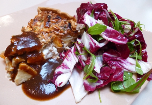 pâte brisée,chèvre frais,pommes,golden,boskoop,miel,miel au thym,thym,noix,amandes,sirop de liège,pruneaux,abricots,sucre,pousses de beterave,radicchio,roquette,rucola,oeuf,crème,vinaigre balsamique,vinaigre de cidre,huile de noix