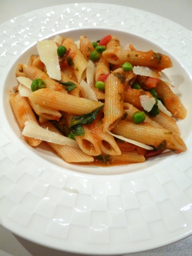 penne,pâtes,tomates,tomates cerises,tomates sèchées,origan,marjolaine,basilic,persil,poivron jaune,poivron rouge,petits pois,piment,bouillon de légumes,paprika doux,ail,citron,thym