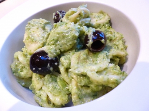 orechiette,brocolis,anchois,câpres,ail,huile d'olive,olives noires