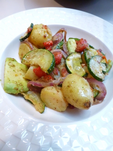 pignons de pin,parmesan,ail,basilic,huile d'olive,grenailles,courgette,oignon rouge,avocat,tomates sèchées,vinaigre de vin blanc,citron,zeste de citron