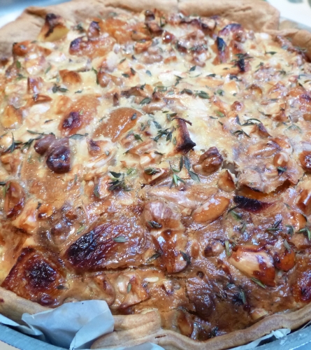 pâte brisée,chèvre frais,pommes,golden,boskoop,miel,miel au thym,thym,noix,amandes,sirop de liège,pruneaux,abricots,sucre,pousses de beterave,radicchio,roquette,rucola,oeuf,crème,vinaigre balsamique,vinaigre de cidre,huile de noix