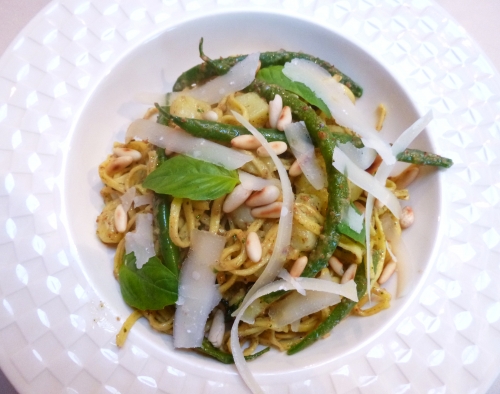 pesto,basilic,pignons de pin,ail,huile d'olive,parmesan,tagliolini,haricots verts,pommes de terre