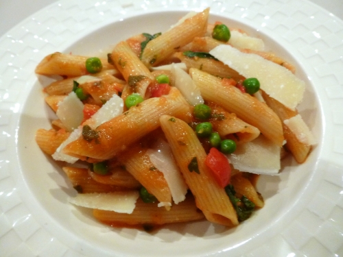 penne,pâtes,tomates,tomates cerises,tomates sèchées,origan,marjolaine,basilic,persil,poivron jaune,poivron rouge,petits pois,piment,bouillon de légumes,paprika doux,ail,citron,thym