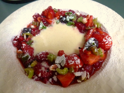 fraises,framboises,mures,groseilles rouges,menthe,céléri vert,noix,amandes,vinaigre balsamique,citron vert,wodka,crème pâtissière,yaourt,crème epaisse,huile de noix,oeufs,vanille