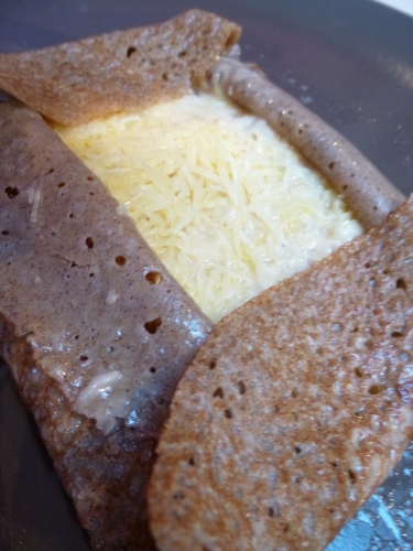 galette au sarrasin,oignons blancs,oignons roses,beurre demi-sel,farine,vinaigre de cidre,bouillon de volaille,crème liquide