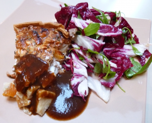 pâte brisée,chèvre frais,pommes,golden,boskoop,miel,miel au thym,thym,noix,amandes,sirop de liège,pruneaux,abricots,sucre,pousses de beterave,radicchio,roquette,rucola,oeuf,crème,vinaigre balsamique,vinaigre de cidre,huile de noix