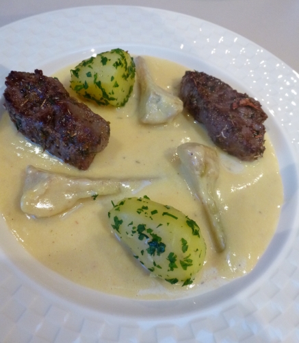 agneau,grenailles,oeufs,citron,sucre,persil,artichauts,artichauts violets,coriandre,vin blanc sec,carottes,poireaux,lard,bouillon de volaille,lard fumé,origan,thym,maïzena