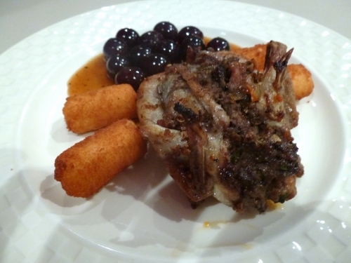 cailles,foies de volaille,vinaigre de xères,raisins secs,coriandre,ail,miel,thym,bouillon de volaille,echalotes,carotte,lardons,raisins noirs,vin muscat,vinaigre de cidre,cognac