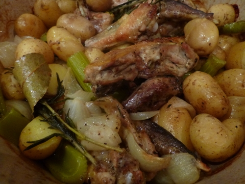 Pintade, Pommes de Terre, Oignons, Céleri, Ail, Romarin, Noilly Prat