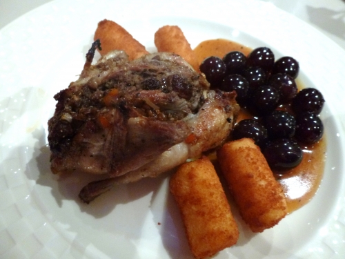 cailles,foies de volaille,vinaigre de xères,raisins secs,coriandre,ail,miel,thym,bouillon de volaille,echalotes,carotte,lardons,raisins noirs,vin muscat,vinaigre de cidre,cognac