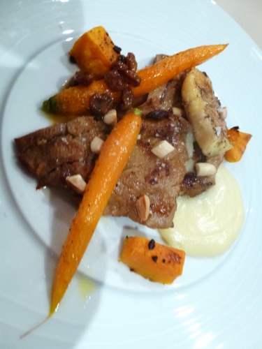 porc,secreto,porc ibérique,piment rouge,citron,4 épices,mélange taillevent,rhum brun,worcestershire,thym,gingembre,fond de veau,bananes,amandes,raisins secs,agar-agar,gélatine,carottes,poivre de la jamaïque,poivre de la luna,potimaron,lait battu,pommes de terre,fond de volaille,muscade