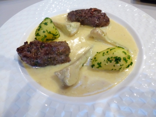 agneau,grenailles,oeufs,citron,sucre,persil,artichauts,artichauts violets,coriandre,vin blanc sec,carottes,poireaux,lard,bouillon de volaille,lard fumé,origan,thym,maïzena