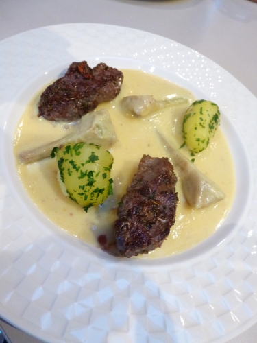 agneau,grenailles,oeufs,citron,sucre,persil,artichauts,artichauts violets,coriandre,vin blanc sec,carottes,poireaux,lard,bouillon de volaille,lard fumé,origan,thym,maïzena