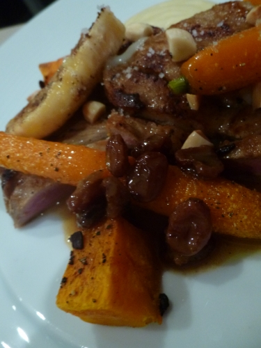 porc,secreto,porc ibérique,piment rouge,citron,4 épices,mélange taillevent,rhum brun,worcestershire,thym,gingembre,fond de veau,bananes,amandes,raisins secs,agar-agar,gélatine,carottes,poivre de la jamaïque,poivre de la luna,potimaron,lait battu,pommes de terre,fond de volaille,muscade