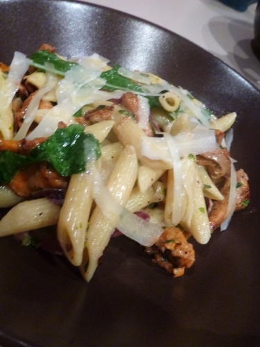girolles,penne,radicchio,rucola,roquette,ail,noilly prat,echalotes,magret de canard sèché,persil,ciboulette,piment,citron,parmesan