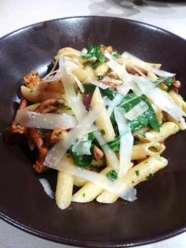 girolles,penne,radicchio,rucola,roquette,ail,noilly prat,echalotes,magret de canard sèché,persil,ciboulette,piment,citron,parmesan
