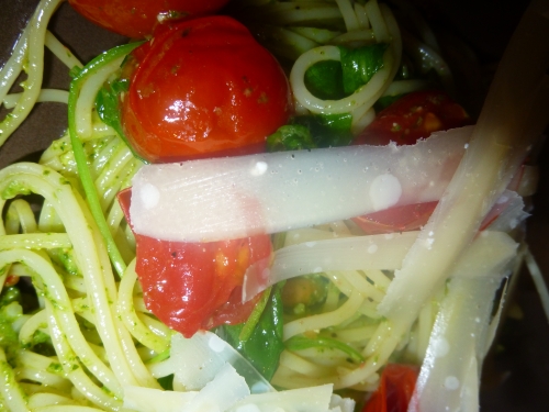 tomates cerises,spaghetti,pesto,parmesan,roquette,vinaigre balsamique,pignons de pin