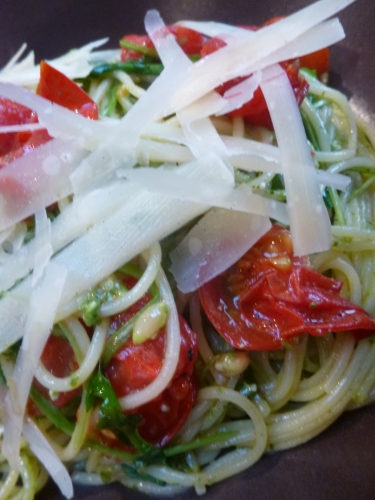 tomates cerises,spaghetti,pesto,parmesan,roquette,vinaigre balsamique,pignons de pin
