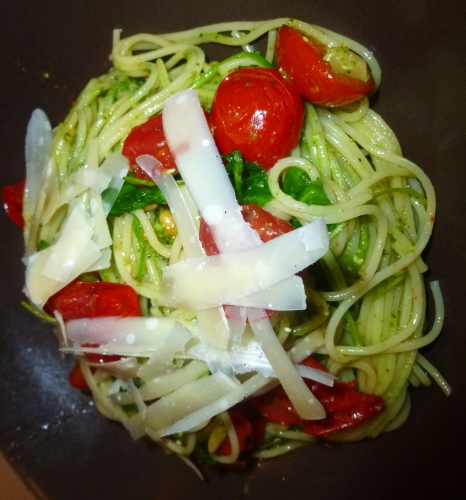 tomates cerises,spaghetti,pesto,parmesan,roquette,vinaigre balsamique,pignons de pin