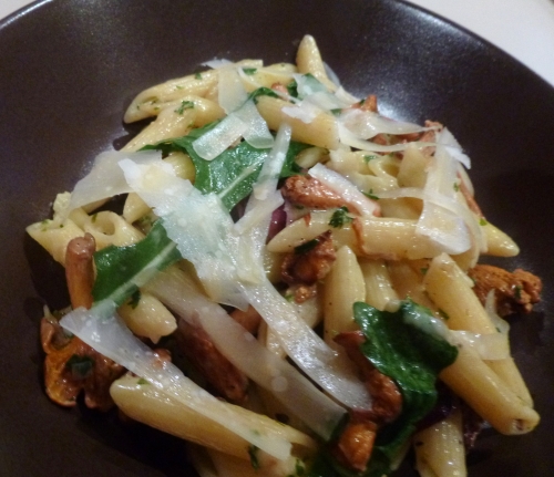girolles,penne,radicchio,rucola,roquette,ail,noilly prat,echalotes,magret de canard sèché,persil,ciboulette,piment,citron,parmesan