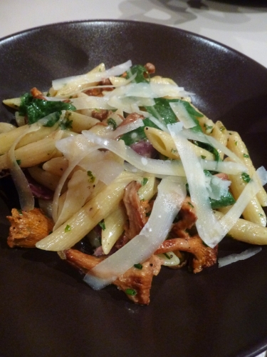 girolles,penne,radicchio,rucola,roquette,ail,noilly prat,echalotes,magret de canard sèché,persil,ciboulette,piment,citron,parmesan