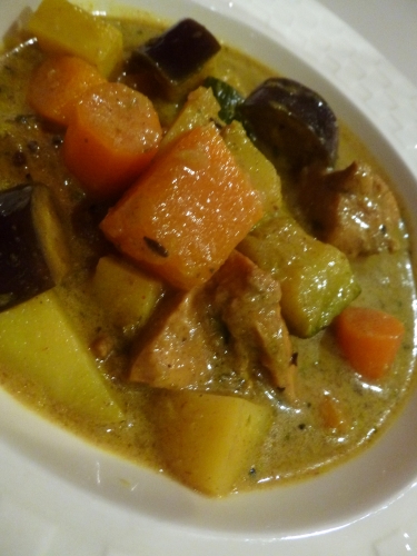 poulet,carottes,pommes de terre,aubergine,courgette,butternut,jeunes oignons,ail,ciboulette,oignons,cumin,fenugrec,moutarde,laurier,thym,bois des iles,colombo,girofle,coriandre,persil,citron vert,piment,vinaigre de vin rouge,rhum,huile de tournesol