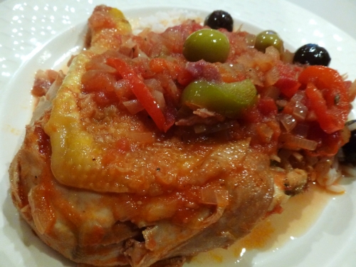 poulet,poulet fermier,tomates,poivrons,olives noires,olives vertes,oignons,vin blanc sec,fond blanc,piment d'espelette