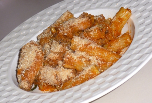 anchois,sardines,chapelure,concentré de tomates,ail,fenouil sauvage,graines de fenouil,verdure de fenouil,vin blanc,tortiglioni,huile d'olive,oignons,strattu,raisins saltana,pignons de pin,saffran