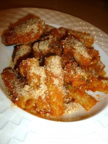 anchois,sardines,chapelure,concentré de tomates,ail,fenouil sauvage,graines de fenouil,verdure de fenouil,vin blanc,tortiglioni,huile d'olive,oignons,strattu,raisins saltana,pignons de pin,saffran