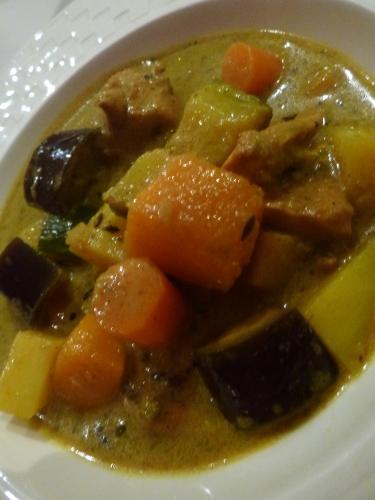 poulet,carottes,pommes de terre,aubergine,courgette,butternut,jeunes oignons,ail,ciboulette,oignons,cumin,fenugrec,moutarde,laurier,thym,bois des iles,colombo,girofle,coriandre,persil,citron vert,piment,vinaigre de vin rouge,rhum,huile de tournesol