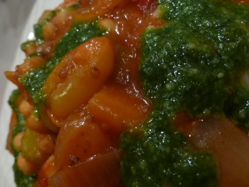 pois chiches,tomates cerises,concentré de tomates,carottes,céleri vert,harissa,garam massala,origan,parmesan,basilic,pignons de pin,huile d'olive,ail,pain complèt,oignons