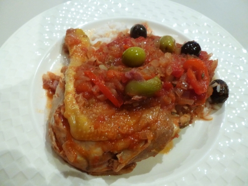 poulet,poulet fermier,tomates,poivrons,olives noires,olives vertes,oignons,vin blanc sec,fond blanc,piment d'espelette