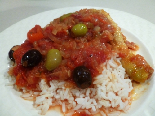 poulet,poulet fermier,tomates,poivrons,olives noires,olives vertes,oignons,vin blanc sec,fond blanc,piment d'espelette