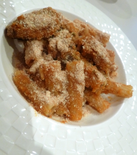 anchois,sardines,chapelure,concentré de tomates,ail,fenouil sauvage,graines de fenouil,verdure de fenouil,vin blanc,tortiglioni,huile d'olive,oignons,strattu,raisins saltana,pignons de pin,saffran