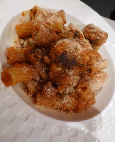 anchois,sardines,chapelure,concentré de tomates,ail,fenouil sauvage,graines de fenouil,verdure de fenouil,vin blanc,tortiglioni,huile d'olive,oignons,strattu,raisins saltana,pignons de pin,saffran