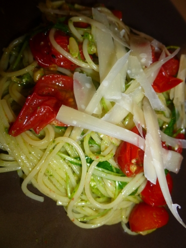 tomates cerises,spaghetti,pesto,parmesan,roquette,vinaigre balsamique,pignons de pin