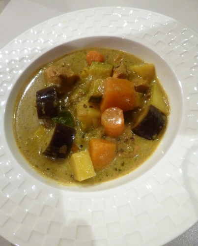 poulet,carottes,pommes de terre,aubergine,courgette,butternut,jeunes oignons,ail,ciboulette,oignons,cumin,fenugrec,moutarde,laurier,thym,bois des iles,colombo,girofle,coriandre,persil,citron vert,piment,vinaigre de vin rouge,rhum,huile de tournesol