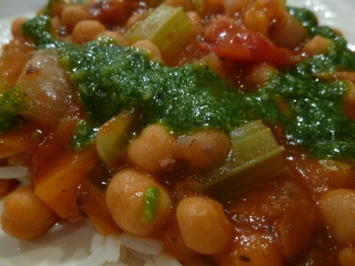 pois chiches,tomates cerises,concentré de tomates,carottes,céleri vert,harissa,garam massala,origan,parmesan,basilic,pignons de pin,huile d'olive,ail,pain complèt,oignons