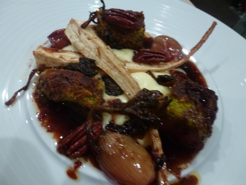 râble de lièvre,pistaches,chapelure,thym,carottes,poireaux,echalotes,oignon,pommes de terre,crème,panais,noix de pécan,chanterelles,sirop d'erable,porto,vin rouge,vin blanc,fond de volaille,beurre clarifié,ail,céleri,huile de noix,vinaigre balsamique,sucre gel