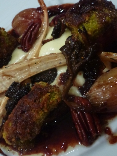 râble de lièvre,pistaches,chapelure,thym,carottes,poireaux,echalotes,oignon,pommes de terre,crème,panais,noix de pécan,chanterelles,sirop d'erable,porto,vin rouge,vin blanc,fond de volaille,beurre clarifié,ail,céleri,huile de noix,vinaigre balsamique,sucre gel