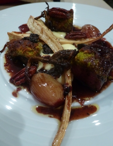 râble de lièvre,pistaches,chapelure,thym,carottes,poireaux,echalotes,oignon,pommes de terre,crème,panais,noix de pécan,chanterelles,sirop d'erable,porto,vin rouge,vin blanc,fond de volaille,beurre clarifié,ail,céleri,huile de noix,vinaigre balsamique,sucre gel