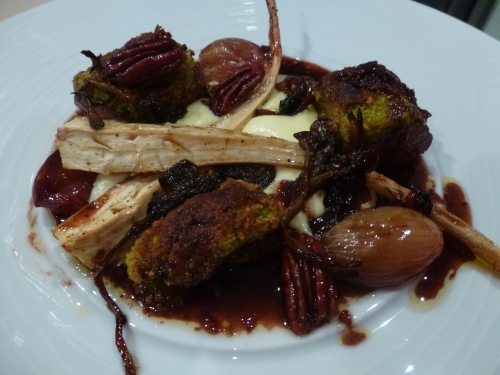 râble de lièvre,pistaches,chapelure,thym,carottes,poireaux,echalotes,oignon,pommes de terre,crème,panais,noix de pécan,chanterelles,sirop d'erable,porto,vin rouge,vin blanc,fond de volaille,beurre clarifié,ail,céleri,huile de noix,vinaigre balsamique,sucre gel