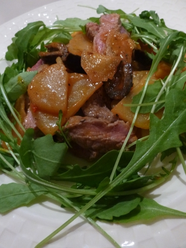 roquette,boeuf,pommes de terre,olives noires,ail,vin blanc,concentré de tomates,paprika,piment,thym