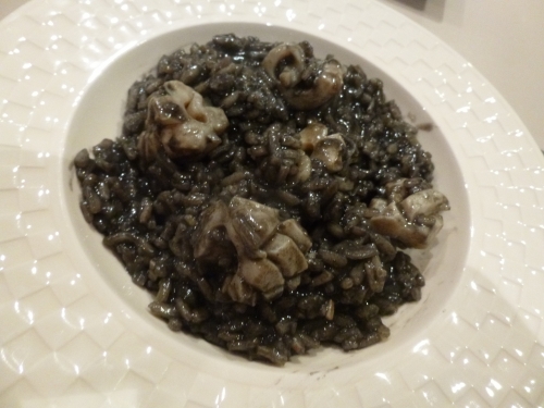 arborio,carnaroli,vialone nano,seiche,encre de seiche,vin blanc sec,bouillon de légumes,bouillon de moules,ail,parmesan