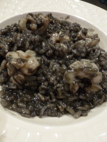 arborio,carnaroli,vialone nano,seiche,encre de seiche,vin blanc sec,bouillon de légumes,bouillon de moules,ail,parmesan