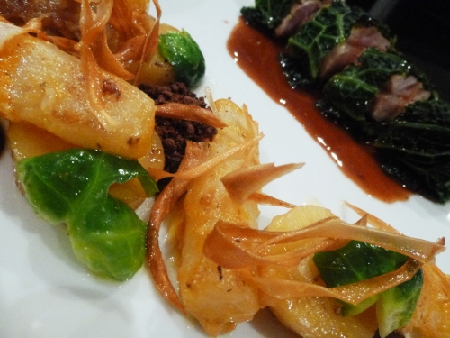 faisan,chou de milan,chou de savoie,boudin noir,fond de veau,cacao,nescafé espresso,salsifis,vinaigre,mimolette,vinaigre balsamique,pommes de terre,fond blanc,ail,jambon cru,kriek girardin,liqueur de cerises,jus d'orange,vinaigre de framboises,gelée de groseilles,vanille,fond de gibier,fond de volaille,citron,valrhona,chocolat,nyangbo,choux de bruxelles