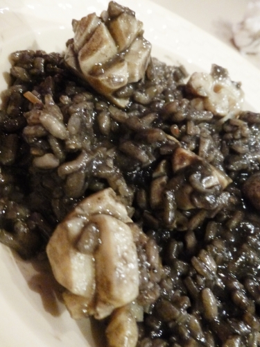 arborio,carnaroli,vialone nano,seiche,encre de seiche,vin blanc sec,bouillon de légumes,bouillon de moules,ail,parmesan